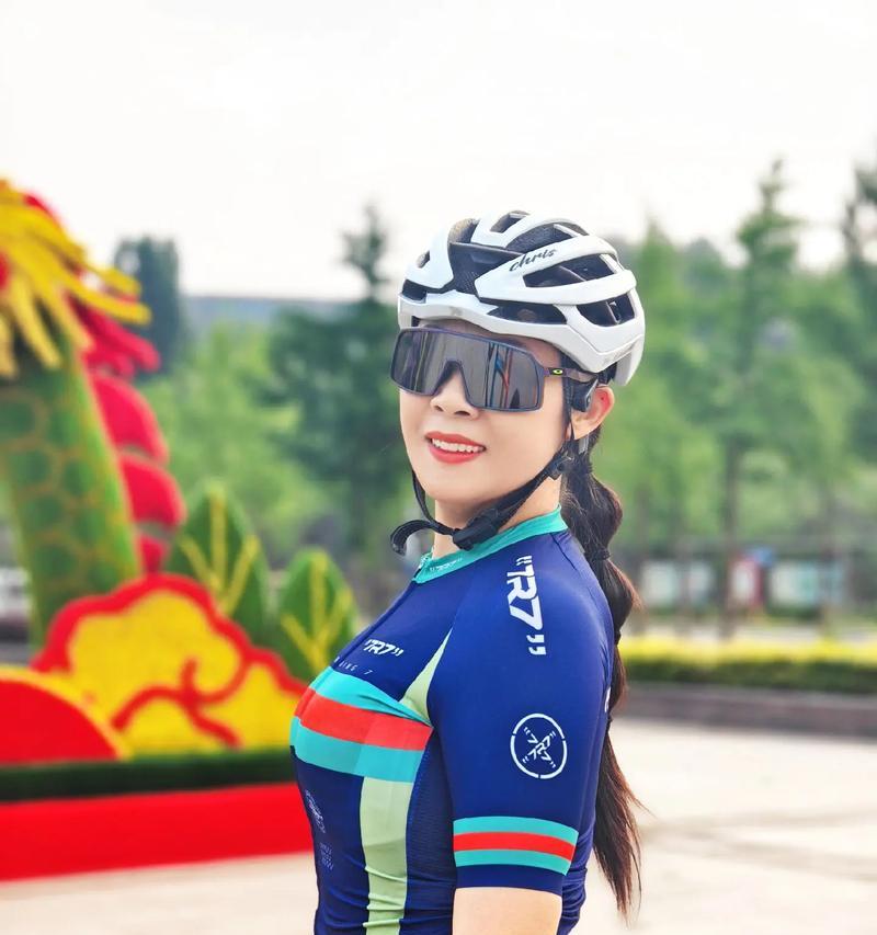 户外骑车时如何使用手机拍照？